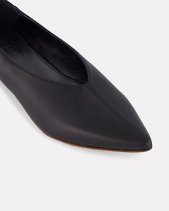 Oya Ramona flat pointed toe classic black nappa leather shoes, low heel and made in large women's sizes close up.