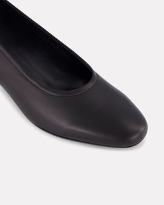 Oya Culford classic black, low heel women's shoes for extended sizes close up shot